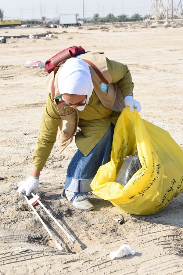 متطوعو «الهيئة الخيرية» يدشنون حملة لإزالة مخلفات بر الكويت
