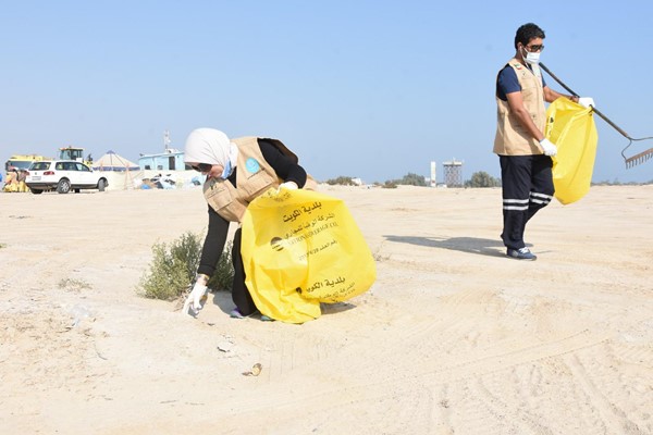 متطوعو «الهيئة الخيرية» يدشنون حملة لإزالة مخلفات بر الكويت