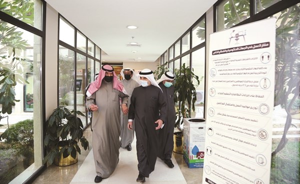 الشيخ د.أحمد ناصر المحمد وخالد الجارالله خلال الجولة في الإدارة المالية بوزارة الخارجية