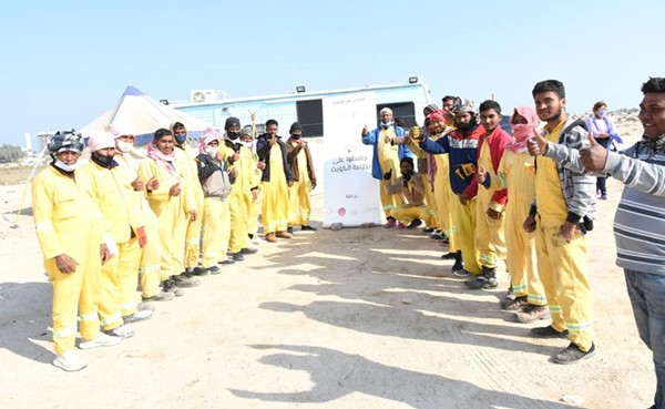 متطوعو الهيئة الخيرية يدشنون حملة لإزالة مخلفات برّ الكويت