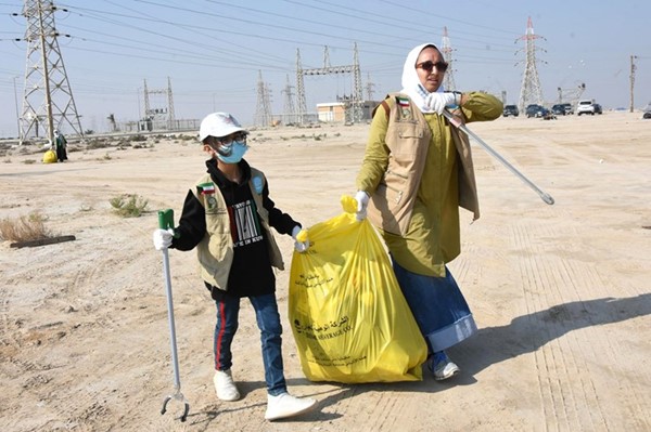متطوعو الهيئة الخيرية يدشنون حملة لإزالة مخلفات برّ الكويت