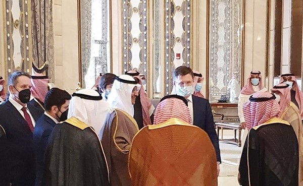 وزير الطاقة السعودي صاحب السمو الملكي الأمير عبدالعزيز بن سلمان مع نائب رئيس الوزراء الروسي