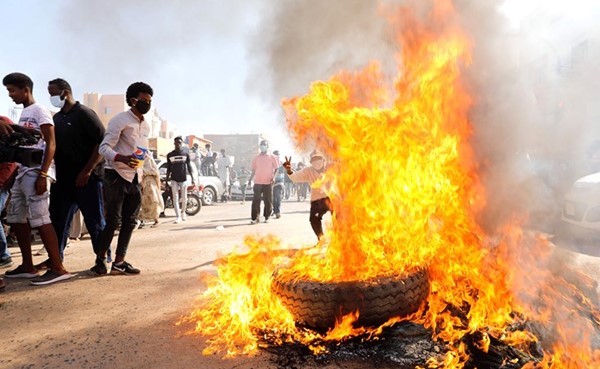 متظاهرون سودانيون يحرقون الإطارات في شوارع الخرطوم مرددين هتافات للمطالبة بالعدالة إحياء للذكرى الثانية للثورة 	(أ.ف.پ)