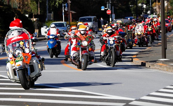 في طوكيو.. سائقو دراجات نارية في زي بابا نويل للتنديد بالإساءة للأطفال من قبل ذويهم