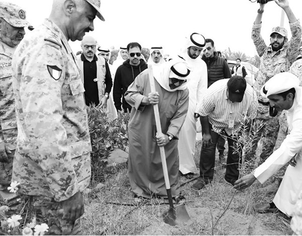 الشيخ ناصر صباح الأحمد رحمه الله يغرس شتلة في لواء التحرير الآلي السادس