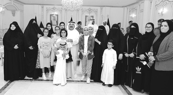 الشيخ ناصر صباح الاحمد رحمه الله خلال لقائه ابناء الشهداء العسكريين في الجيش وأسرهم