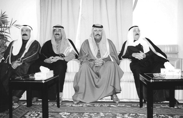 لقطة تجمع الأمير الراحل الشيخ صباح الأحمد رحمه الله وصاحب السمو الأمير الشيخ نواف الأحمد وسمو ولي العهد الشيخ مشعل الأحمد 
والشيخ ناصر صباح الأحمد رحمه الله