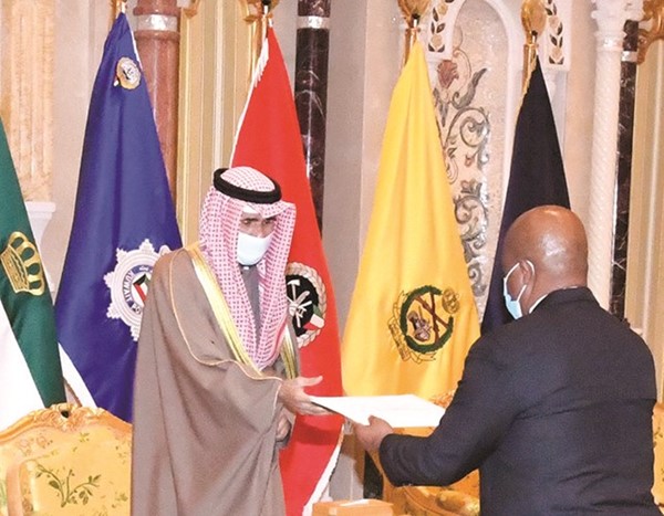 سمو الأمير يتسلم أوراق اعتماد سفير جمهورية جنوب أفريقيا