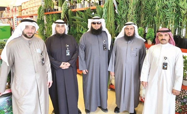 سليمان الرشيدي في لقطة جماعية مع أعضاء مجلس الإدارة خلال الافتتاح