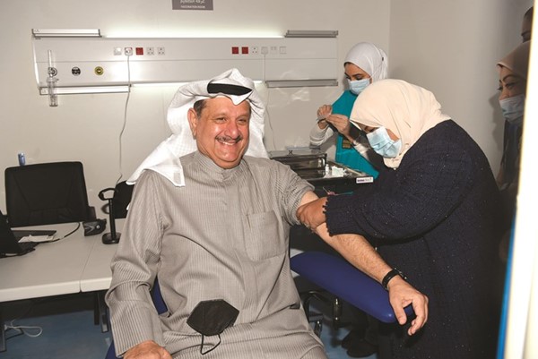 الوزير عيسى الكندري خلال الحصول على التطعيم