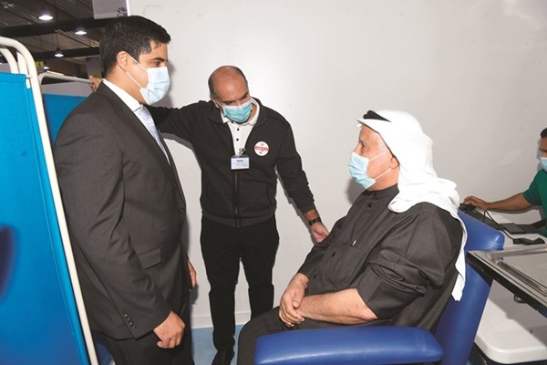 د.يعقوب الغنيم خلال التطعيم