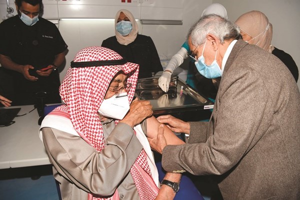 أحد المواطنين خلال التطعيم