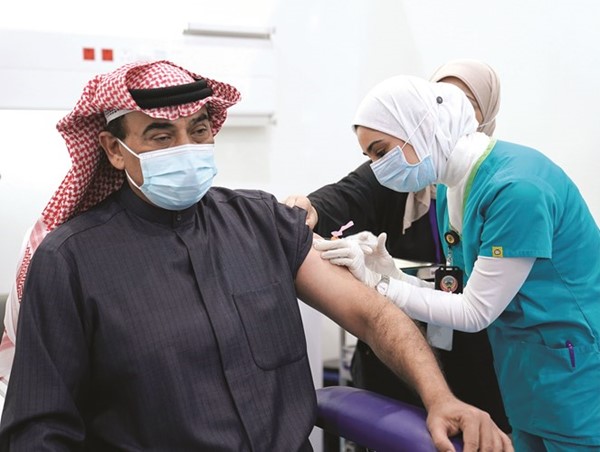 سمو رئيس مجلس الوزراء الشيخ صباح الخالد خضع لأول جرعة تطعيم بلقاح فايزر