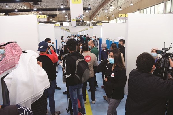 عدد من قيادات الدولة والعاملين في الصفوف الأولى كانوا أول من خضعوا للتطعيم ضد كورونا