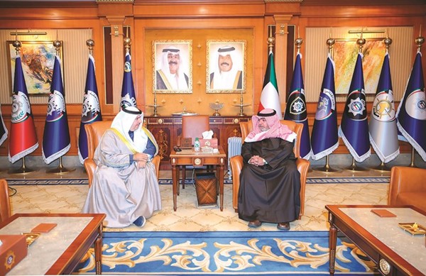 وزير الداخلية الشيخ ثامر العلي خلال استقباله محافظ الفروانية الشيخ مشعل الجابر