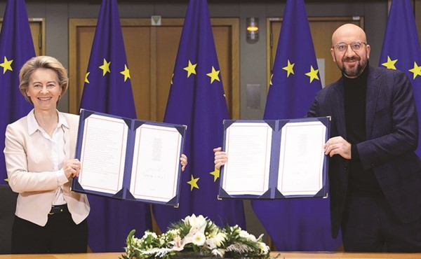 رئيسة المفوضية الأوروبية أورسولا فون دير لاين ورئيس المجلس الأوروبي تشالز ميشيل يظهران اتفاقية التجارة الموقعة بشأن بريكست (أ.ف.پ)