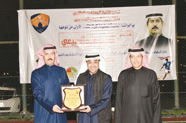 عويس السبيعي مكرما الكابتن عادل عقلة