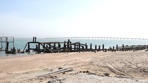 جسر بوبيان يبدو خلف أحد المراسي القديمة في الصبية