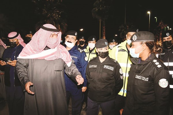  ويتحدث إلى عنصرين من الشرطة النسائية خلال جولة شملت محافظات الكويت الست