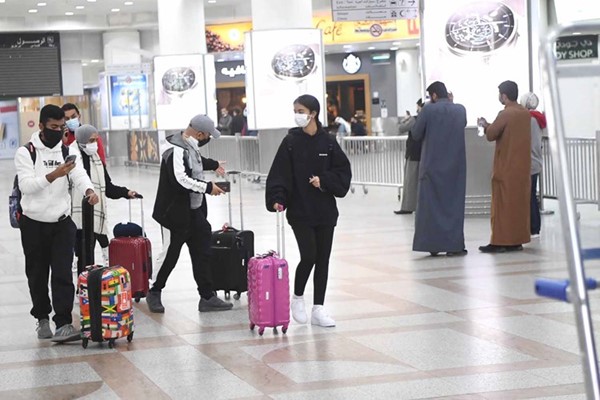 عدد من القادمين العالقين بعد عودة حركة الطيران أمس	 (محمد هاشم)