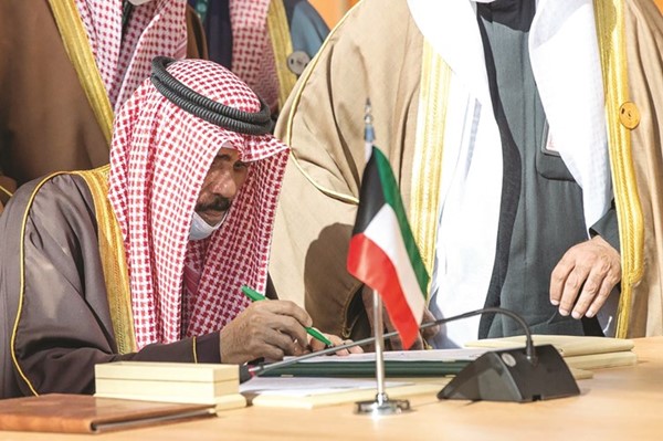 صاحب السمو الأمير الشيخ نواف الأحمد يوقع على البيان الختامي للقمة