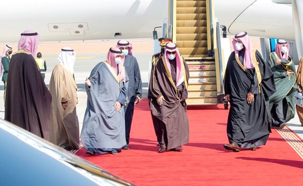 صاحب السمو الأمير الشيخ نواف الأحمد لدى وصوله إلى المملكة العربية السعودية وفي استقباله صاحب السمو الملكي الأمير محمد بن سلمان