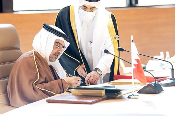 صاحب السمو الملكي الأمير سلمان بن حمد آل خليفة ولي العهد رئيس مجلس الوزراء في مملكة البحرين يوقع على بيان العلا	(واس)