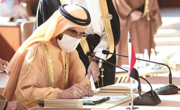 صاحب السمو الشيخ محمد بن راشد آل مكتوم نائب رئيس الدولة رئيس مجلس الوزراء حاكم دبي يوقع على بيان العلا 	(واس)