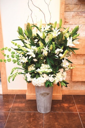 القمص بيجول الأنبا بيشوي قدم الزهور لأسرة الأنباء في عيدها 45