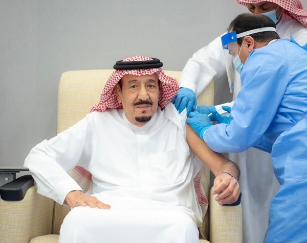 بالفيديو.. خادم الحرمين الشريفين يتلقى الجرعة الأولى من لقاح "كورونا"