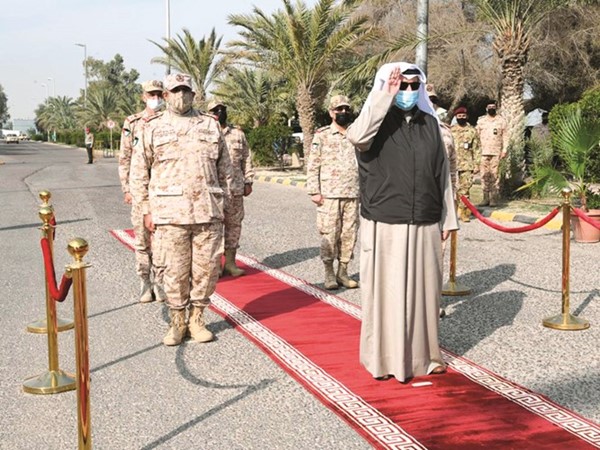 الشيخ حمد جابر العلي وتحية عسكرية لدى وصوله إلى قاعدة محمد الأحمد البحرية
