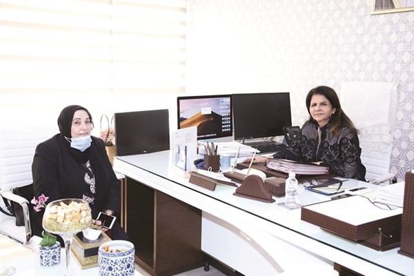 د.شفيقة العوضي مع الزميلة بشرى شعبان 	(ريليش كومار)