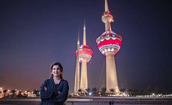 الشيخة بيبي دعيج الجابر أمام أبراج الكويت المضاءة بنقوش السدو