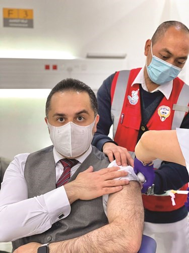 د. عبدالله السند يتلقى التطعيم