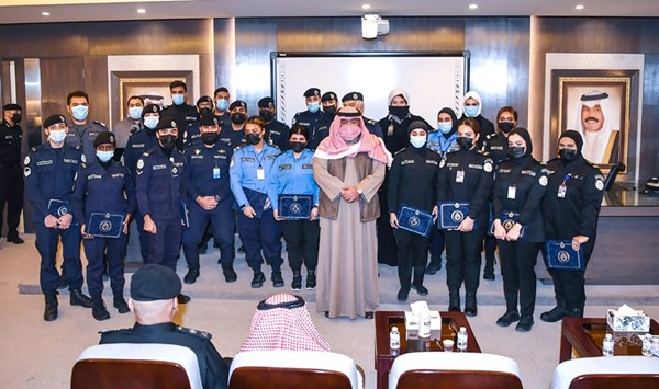 وزير الداخلية الشيخ ثامر العلي متوسطا عددا من الشرطة النسائية بالمنافذ