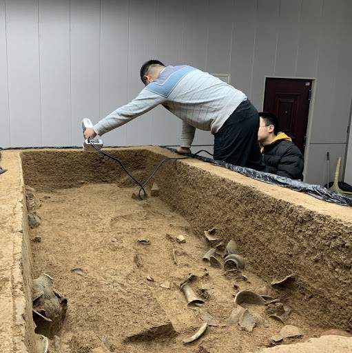 اكتشاف قطعة يشم على شكل حشرة الزيز تعود إلى 3000 عام في مقبرة قديمة في وسط الصين