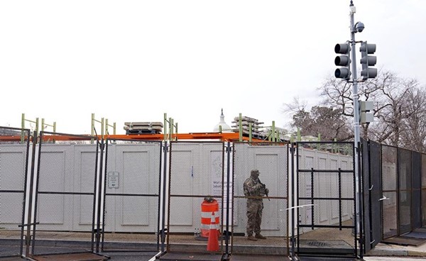 أحد عناصر الحرس الوطني يحرس محيط مبنى الكابيتول بعد إقامة المزيد من التحصينات	(ا.ف.پ)