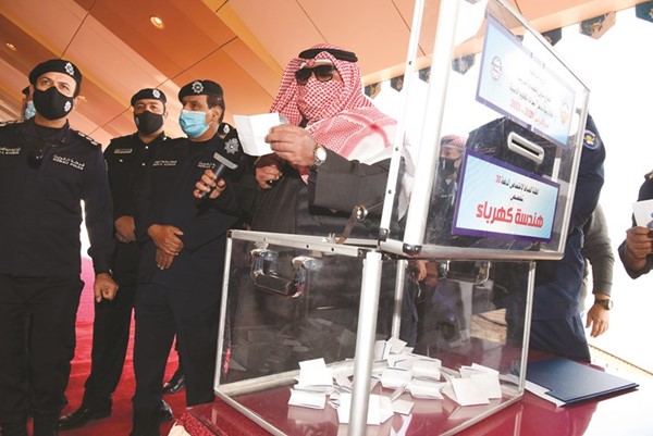 وزير الداخلية الشيخ ثامر العلي يعلن اسم أحد الفائزين بالقرعة