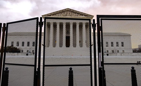 السياج يحيط بالمحكمة العليا في واشنطن تحسبا لأعمال عنف يوم تنصيب الرئيس الجديد	(أ.ف.پ)