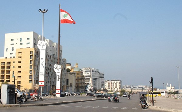 حركة خفيفة للسيارات وسط بيروت للبنانيين الذين بحوزتهم تصريح تنقل من قوى الامن الداخلي 	(محمود الطويل)