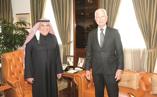 محمد الصقر خلال استقباله السفير الألماني لدى الكويت ستيفن موبس أمس