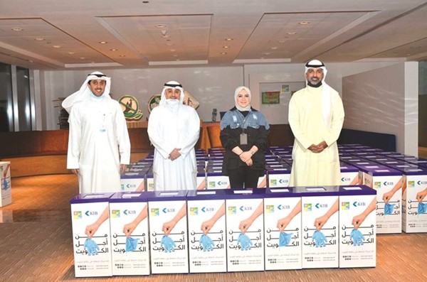 جزء من مبادرة من أجل الكويت لتوزيع حاويات خاصة للكمامات والقفازات الواقية المستعملة