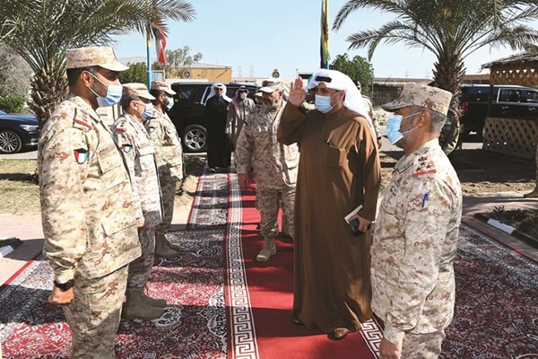 وزير الدفاع يحيي الحضور لدى وصوله للهيئة