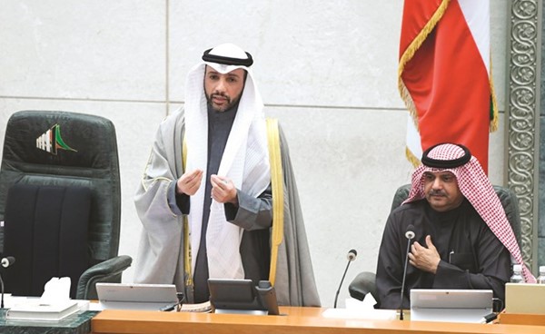 رئيس مجلس الأمة مرزوق الغانم وأمين السر فرز الديحاني خلال الجلسة
