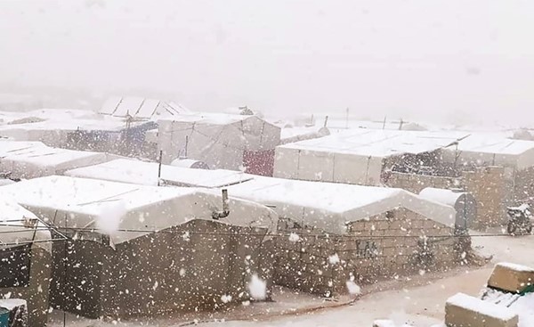 صورة نشرها فريق منسقو استجابة سوريا لمخيم المدينة المنورة في بلدة باريشا الذي غطته الثلوج