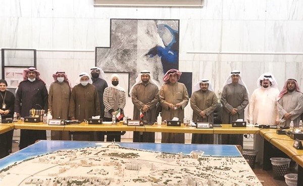 الشيخ محمد اليوسف مع م.عبدالسلام الرندي وأعضاء اللجنة والمشاركين في الاجتماع