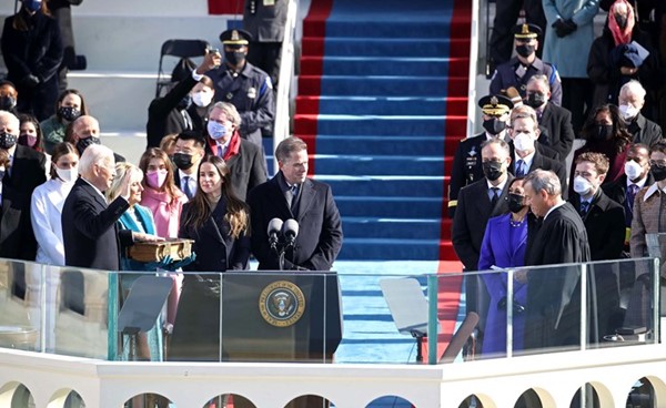 الرئيس الأميركي الجديد جو بايدن يؤدي اليمين الدستورية	(ا.ف.پ)