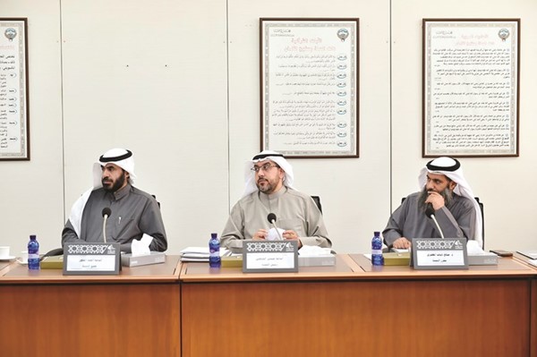 د.صالح المطيري وأسامة الشاهين وأسامة المناور خلال اجتماع اللجنة