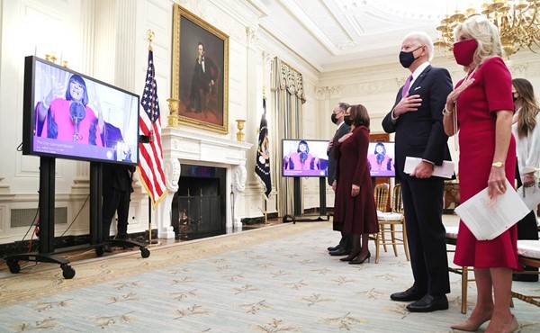 الرئيس جو بايدن والسيدة الأولى جيل ونائبته كامالا هاريس وزوجها يشاركون في «صلوات رئاسية» افتراضية من البيت الأبيض (رويترز)