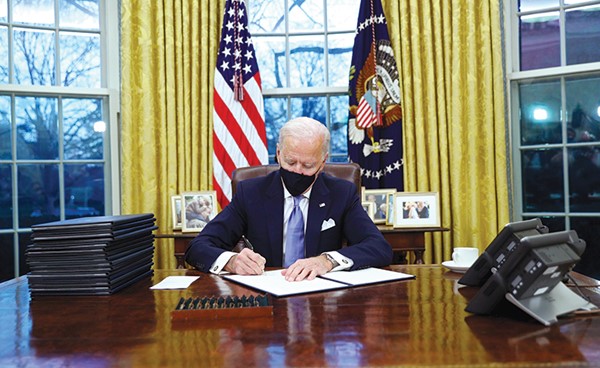 الرئيس الأميركي جو بايدن يوقع أوامر تنفيذية بعد تسلمه منصبه رويترز